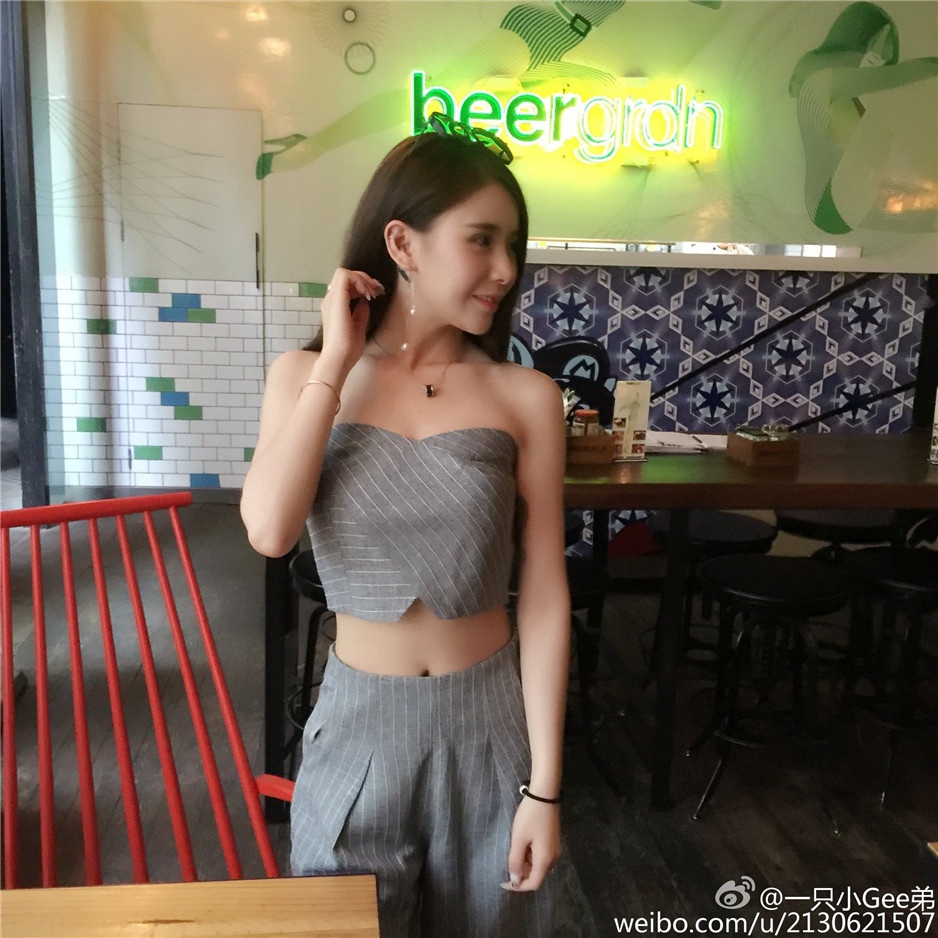 长发妹子方喆唯美迷人图片