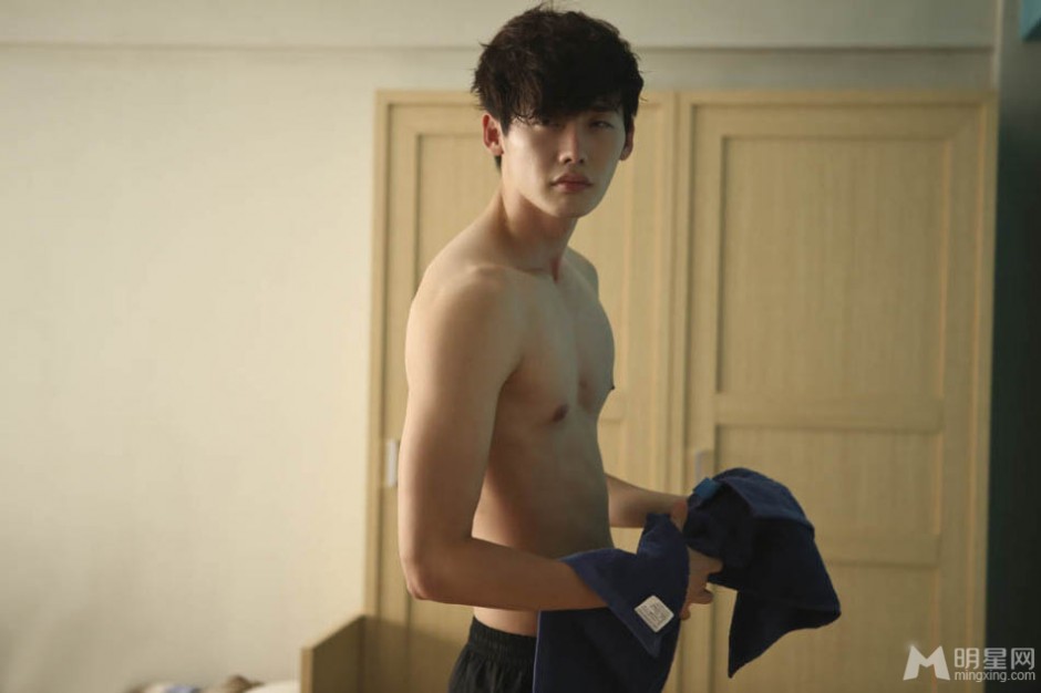 电影《no breathing》李钟硕饰演游泳花美男