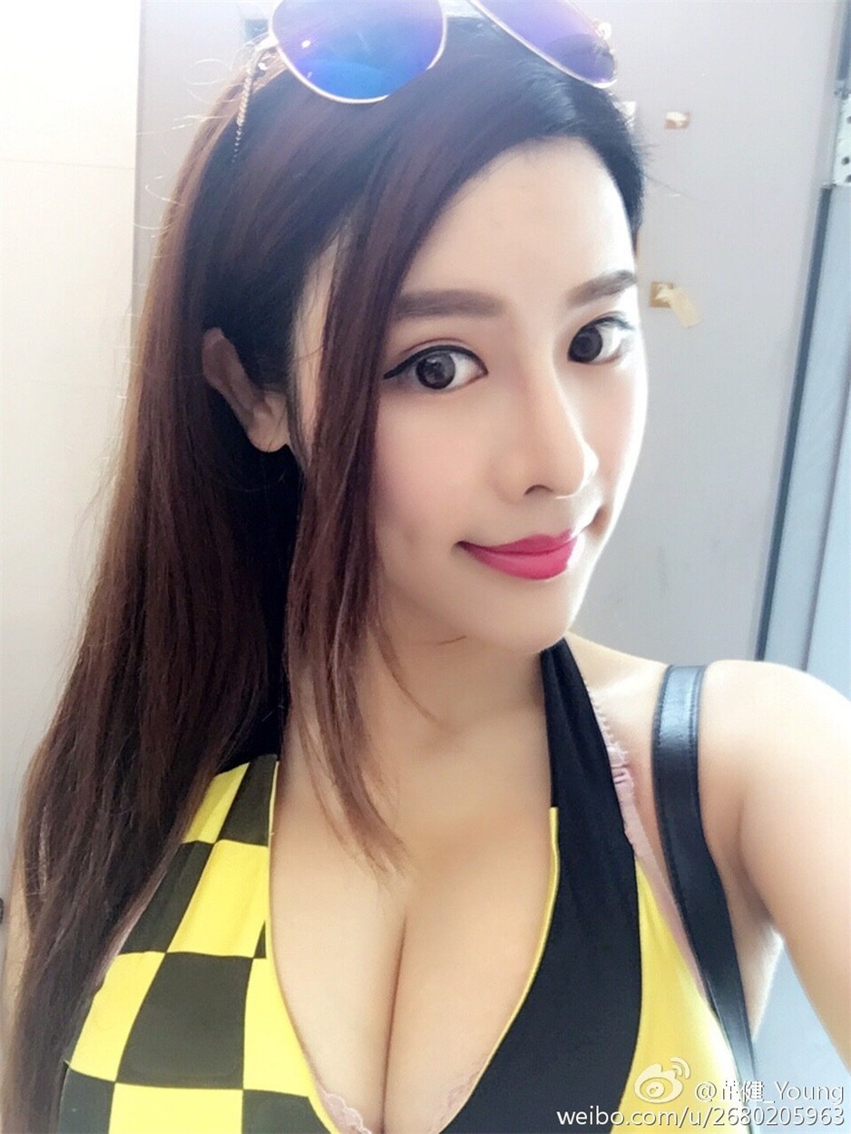 广州车展模特美女芷健Young高清自拍图片