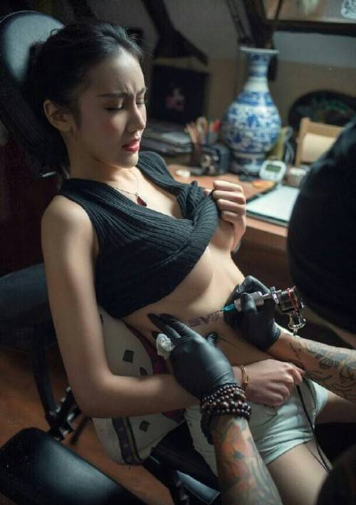 超性感的亚洲美女腰部纹身图案