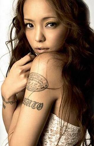 日女星安室奈美惠手臂纹身图片