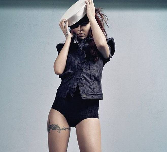英国明星谢丽尔·科尔腿部纹身图案