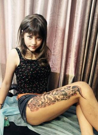 欧美小萝莉腿部纹身图片