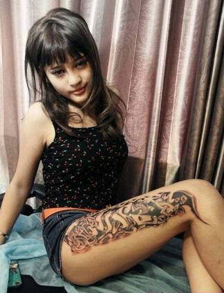 欧美小萝莉腿部纹身图片
