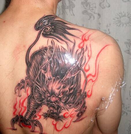 超霸气的火麒麟背部纹身图案