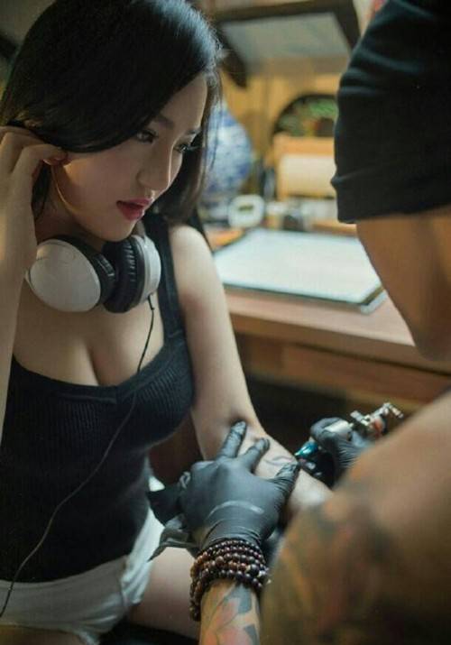 超性感的亚洲美女腰部纹身图案