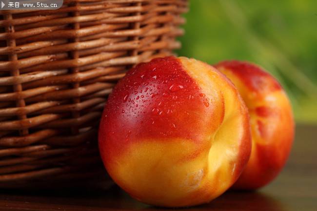 香脆可口的油桃高清图片