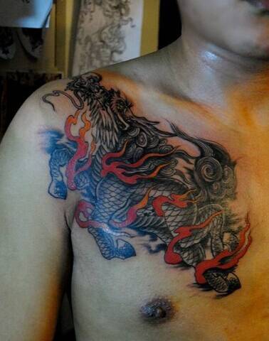 大气的男士胸部麒麟纹身图片