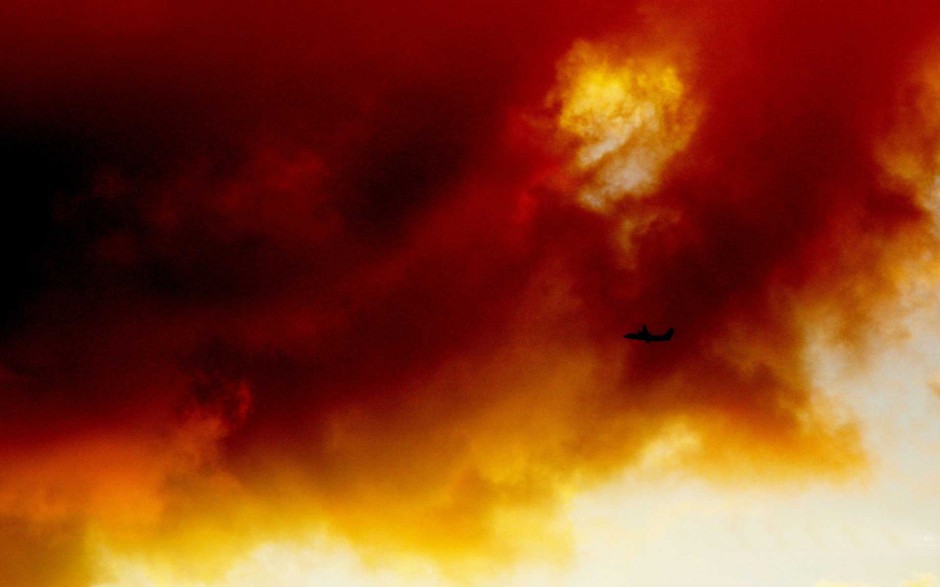 色彩绚烂的火烧云天空图片