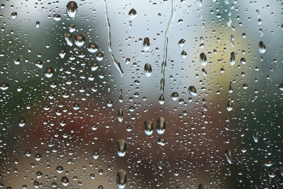 下雨天的窗外模糊意境图片