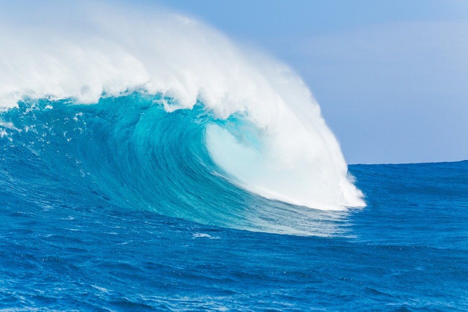 翻滚的蓝色海浪高清图片