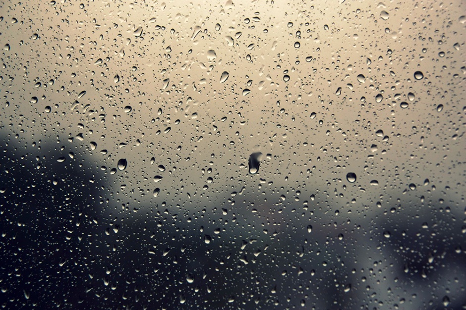 下雨天的窗外模糊意境图片