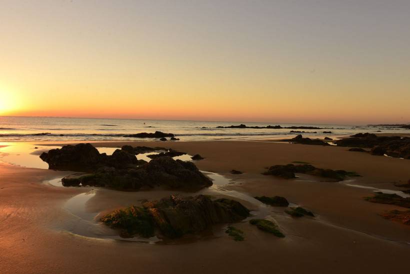 海边礁石风景摄影图片