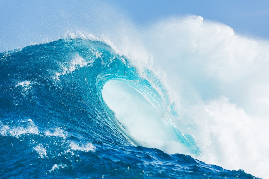 翻滚的蓝色海浪高清图片
