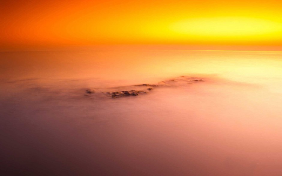 色彩绚烂的火烧云天空图片