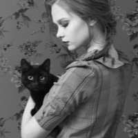 帅哥美女抱着猫咪黑白头像