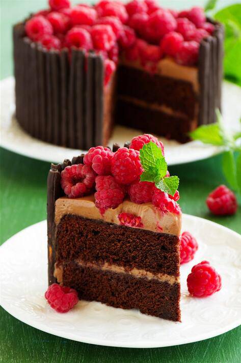 精致的巧克力树莓蛋糕图片