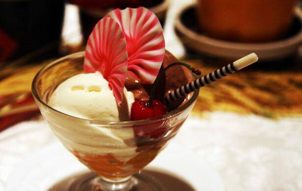 奶油巧克力冰淇淋图片
