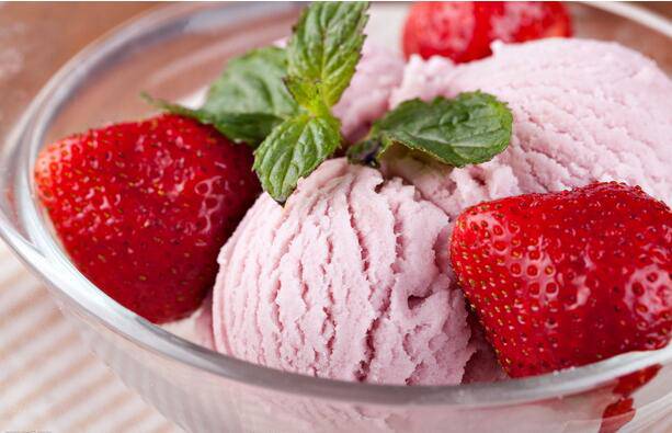 香甜的草莓冰淇淋图片