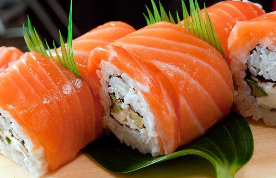 美味的芝士三文鱼寿司图片