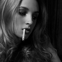 悲伤的美女抽烟头像图片