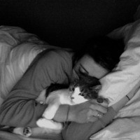 帅哥美女抱着猫咪黑白头像