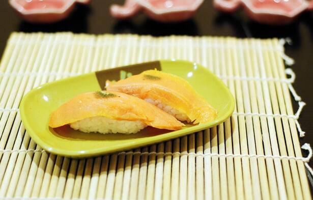 鲜美的香芒三文鱼寿司图片