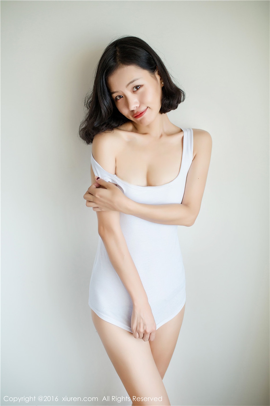 短发美女优莉Yoli白嫩美体私房照