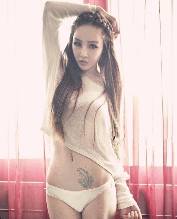 亚裔清新美女腰部纹身图片