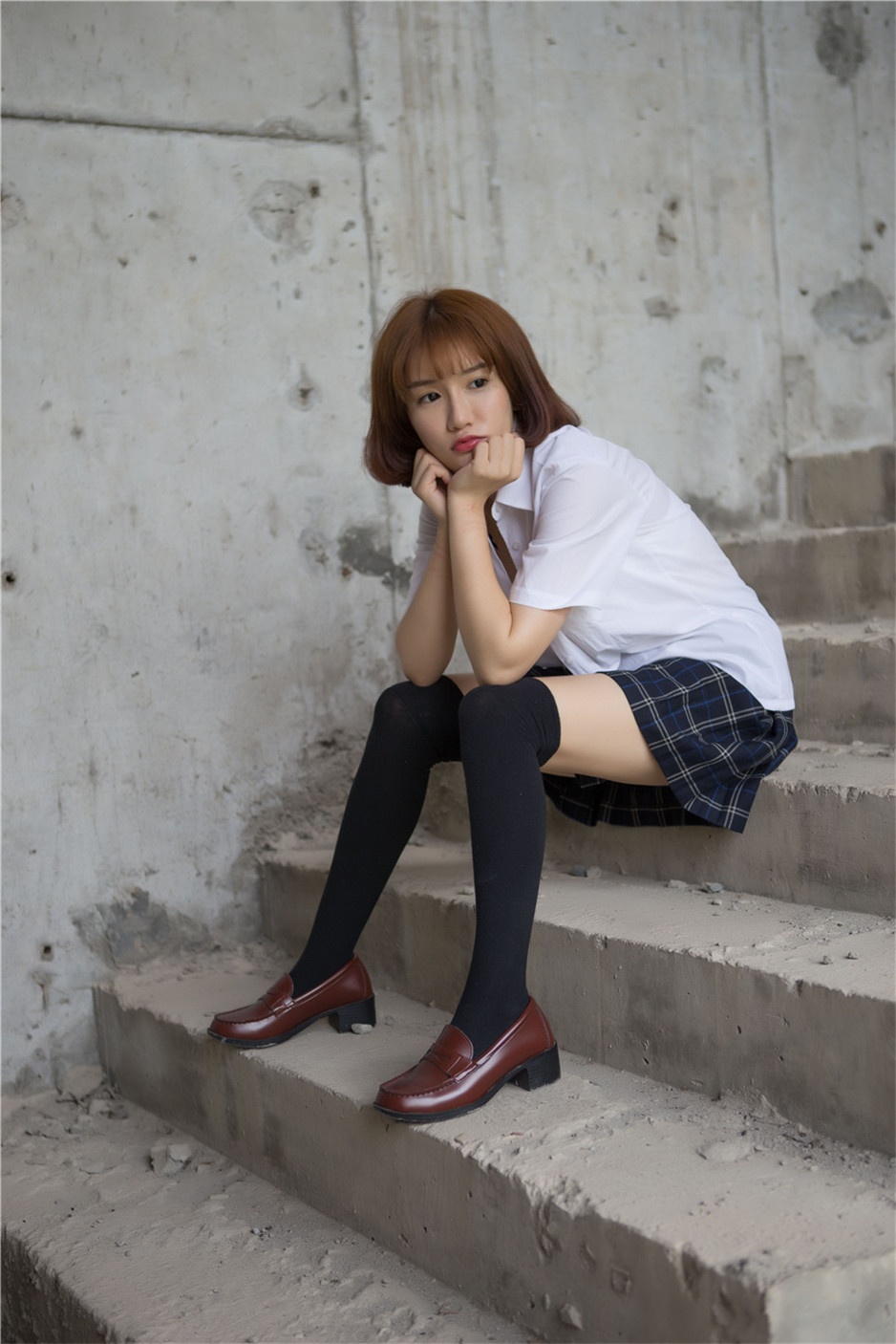 少女傲娇萌萌学生装捆绑写真图