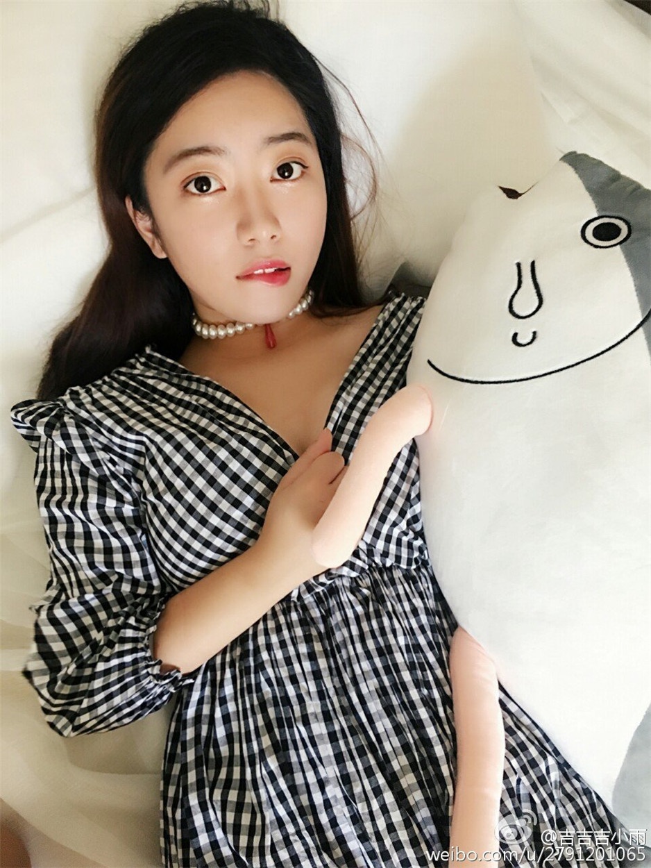 90后丰满妹子吉小雨微博美图