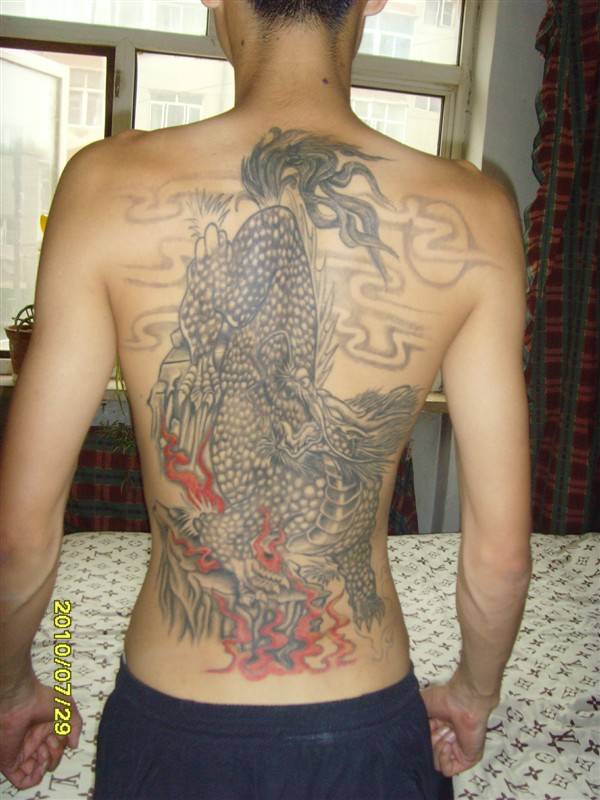 霸气的麒麟后背纹身图案
