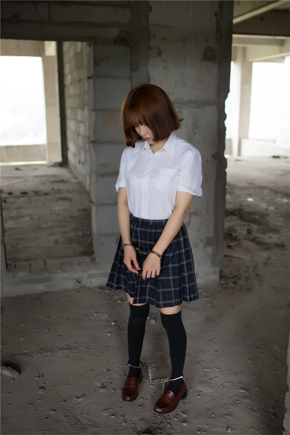 少女傲娇萌萌学生装捆绑写真图