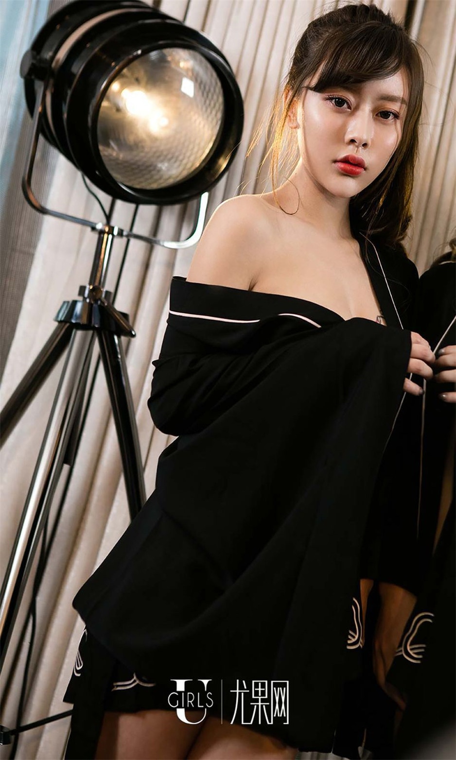 90后美女艺宁最新性感私房照