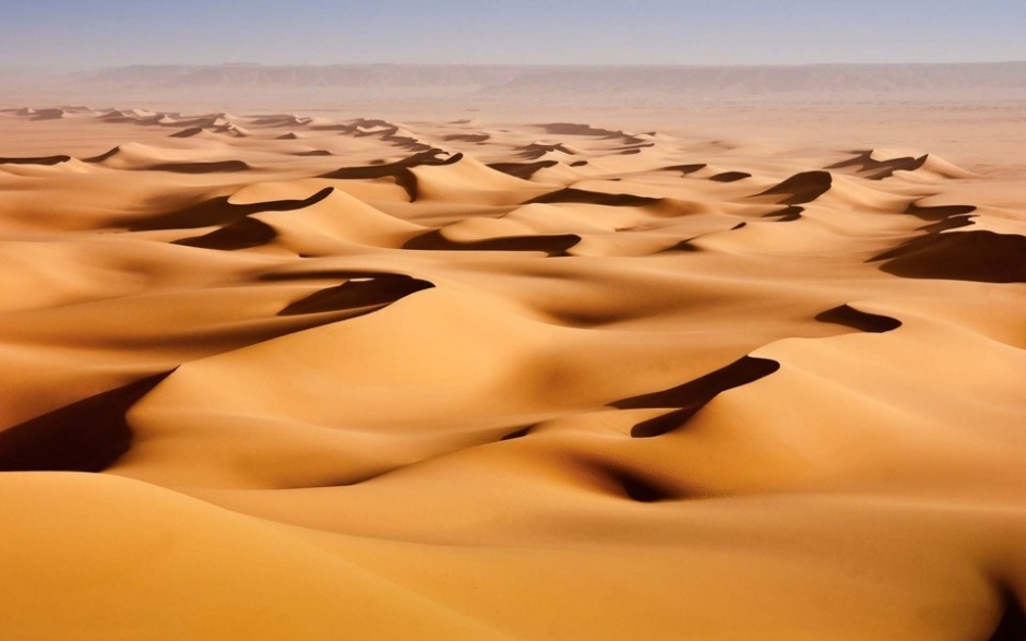 浩瀚无边的沙漠风景高清图片
