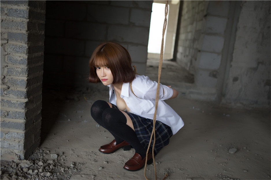 少女傲娇萌萌学生装捆绑写真图