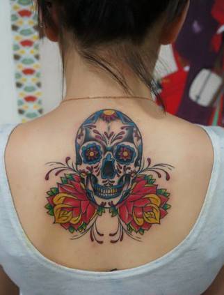 女生艺术骷髅后背纹身图案