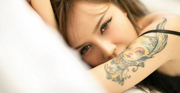 清香美女手臂纹身图案写真