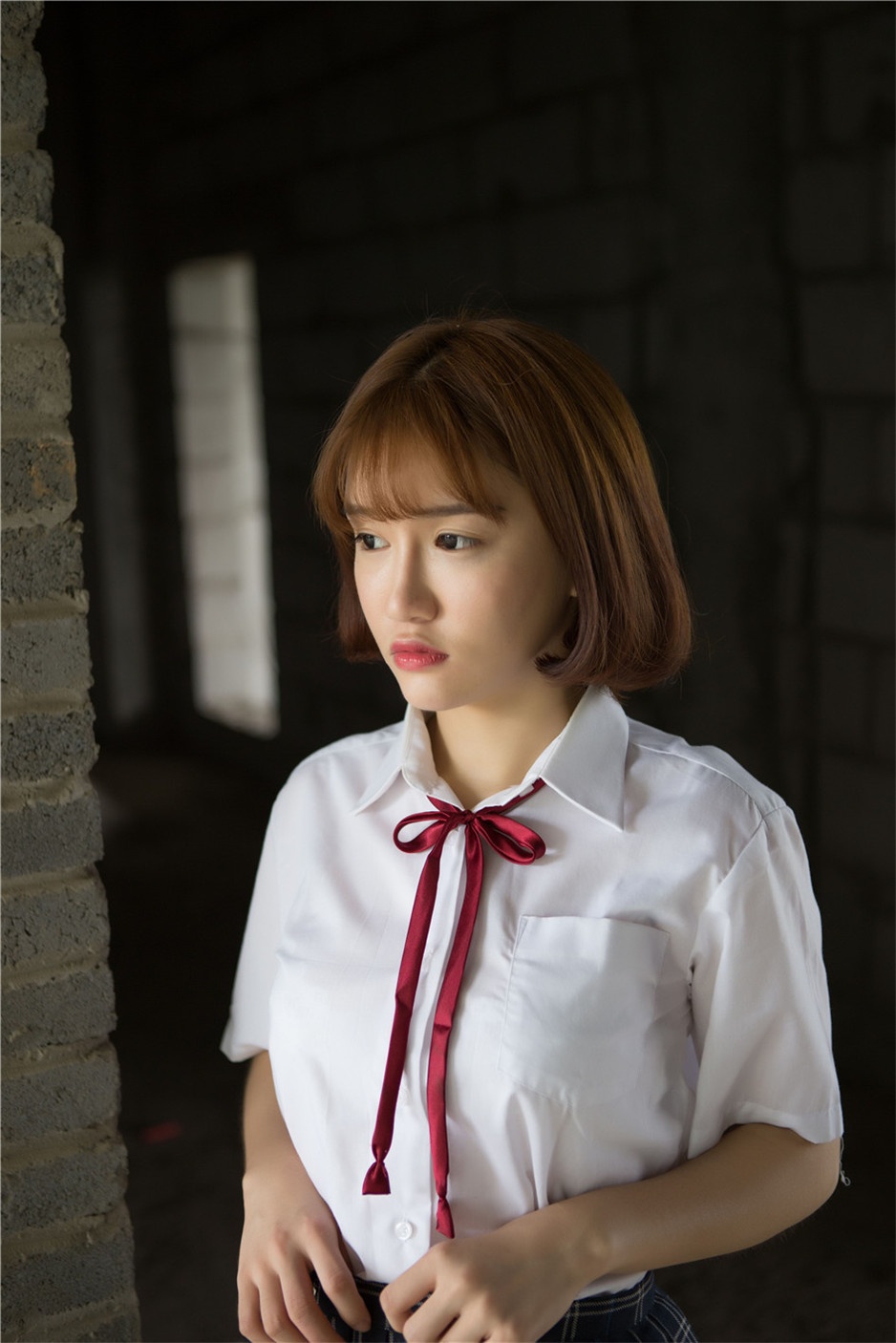 少女傲娇萌萌学生装捆绑写真图