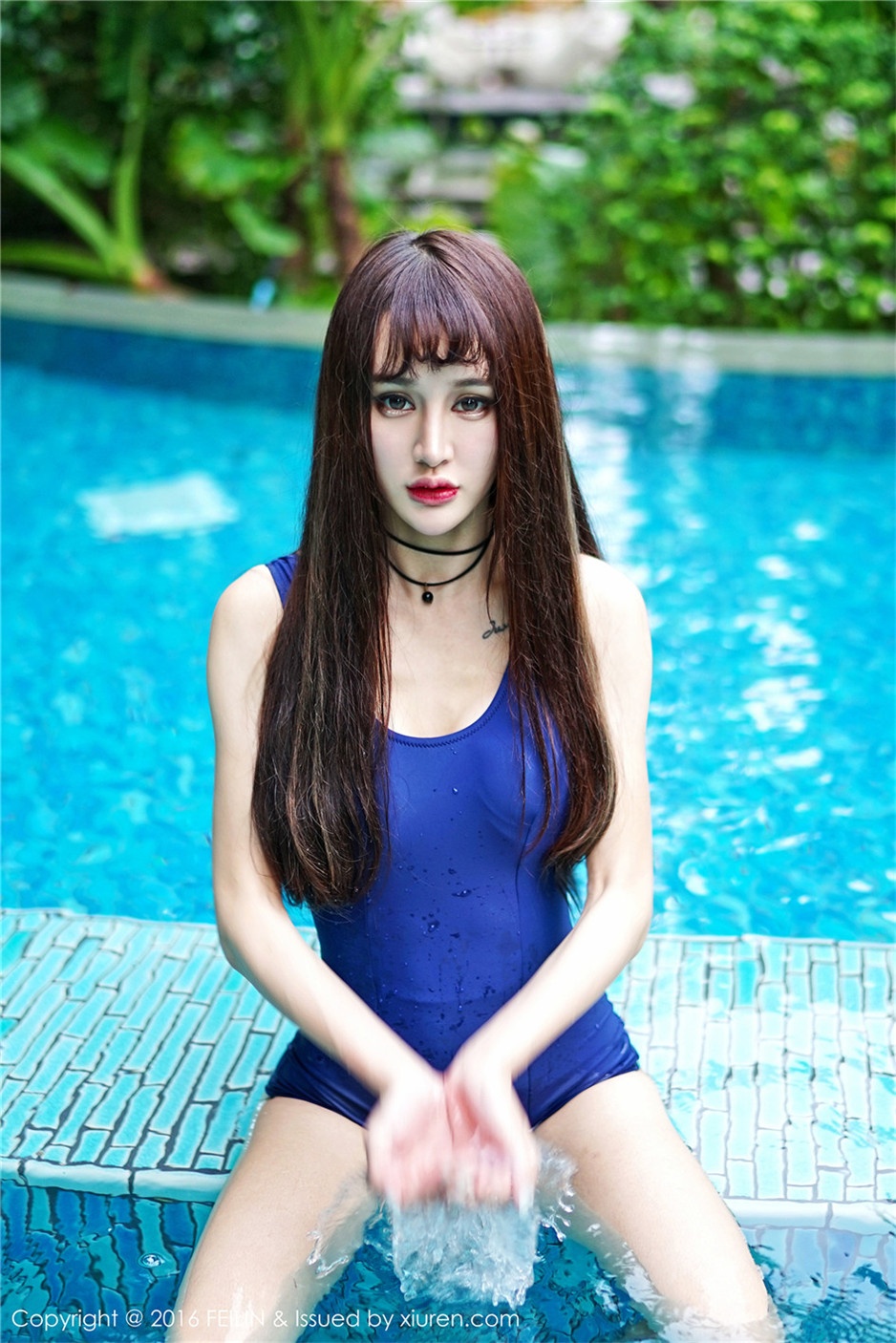 性感美女Cheryl青树泳池美腿写真