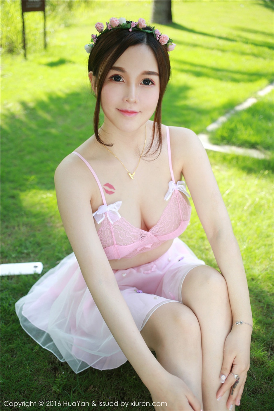 粉嫩美女沈蜜桃off性感户外写真