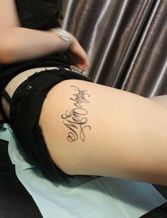 丹麦文女生腿部纹身图案