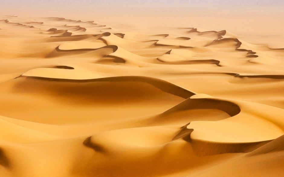 浩瀚无边的沙漠风景高清图片