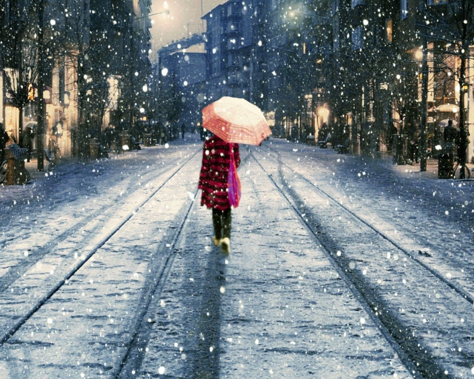 雪中漫步的女孩唯美背景大图