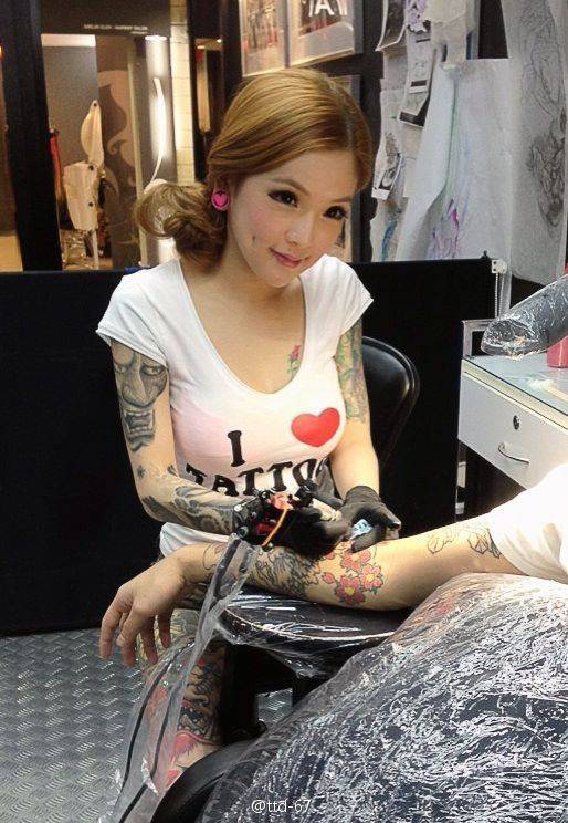 马来西亚性感美女彩绘纹身图片