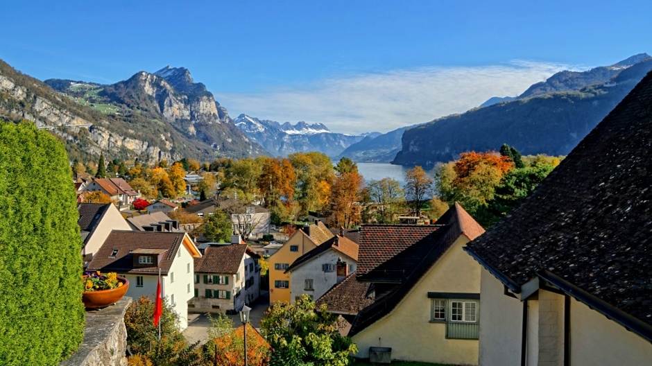 瑞士山下的房屋桌面壁纸