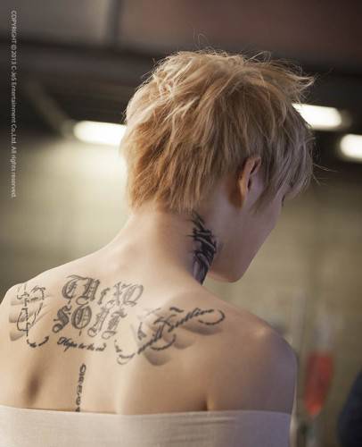 韩国帅气型男后背纹身图案