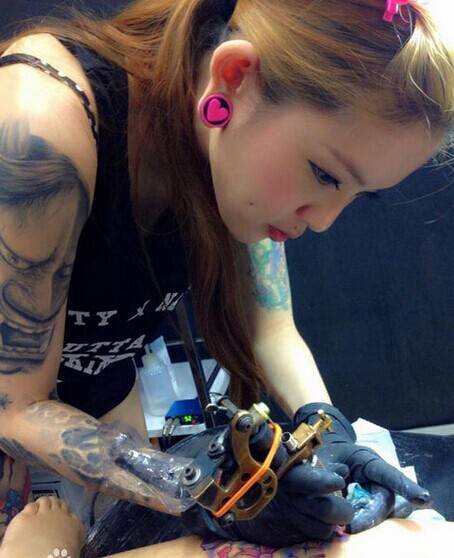 美女纹身师kinki艺术纹身图案