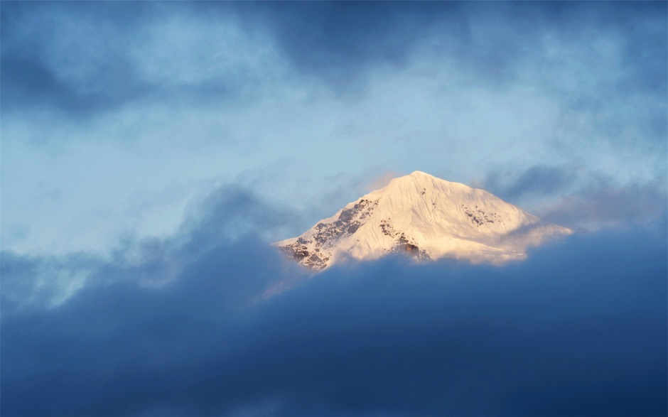 梅里雪山云雾风景图片壁纸