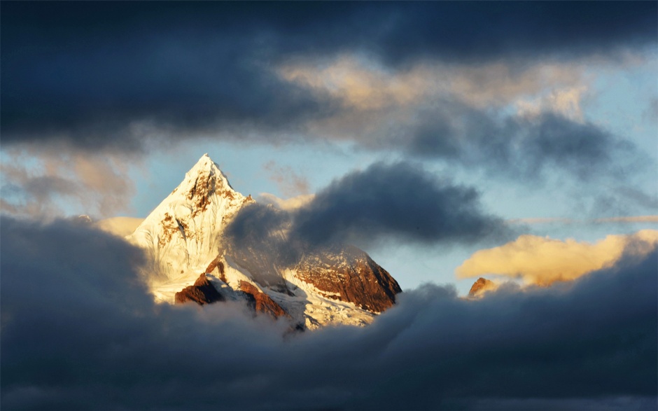 梅里雪山云雾风景图片壁纸